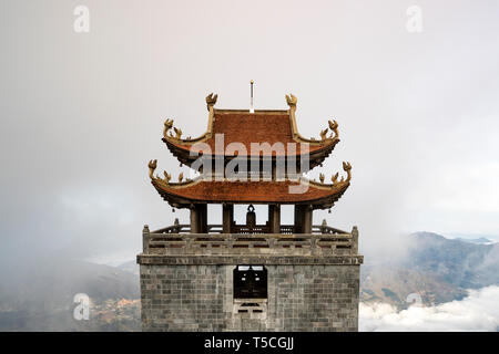 Una pagoda in cima del Monte Fansipan, Vietnam. Foto Stock