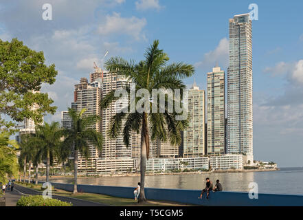 Lungomare di fronte allo skyline della città di Panama Foto Stock