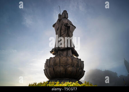 Statua del Bodhisattva sul Fansipan picco di montagna la montagna più alta in Indocina sfondo bella vista cielo blu e il cloud di Sapa, Vietnam. Foto Stock