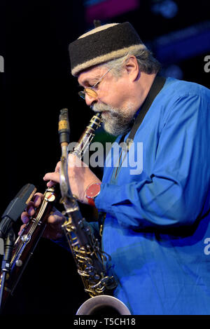 Il sassofonista Joe Lovano effettuando al Cheltenham Jazz Festival, Regno Unito, 2 maggio 2015. Foto Stock