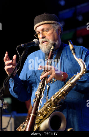 Il sassofonista Joe Lovano effettuando al Cheltenham Jazz Festival, Regno Unito, 2 maggio 2015. Foto Stock