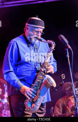 Il sassofonista Joe Lovano effettuando al Cheltenham Jazz Festival, Regno Unito, 2 maggio 2015. Foto Stock