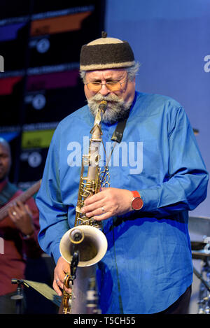Il sassofonista Joe Lovano effettuando al Cheltenham Jazz Festival, Regno Unito, 2 maggio 2015. Foto Stock
