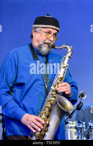 Il sassofonista Joe Lovano effettuando al Cheltenham Jazz Festival, Regno Unito, 2 maggio 2015. Foto Stock