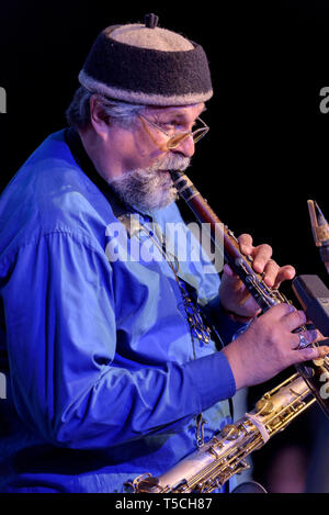 Il sassofonista Joe Lovano effettuando al Cheltenham Jazz Festival, Regno Unito, 2 maggio 2015. Foto Stock