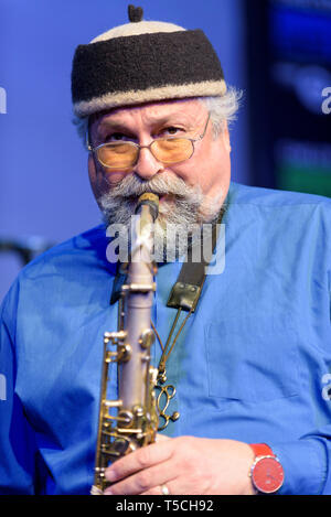Il sassofonista Joe Lovano effettuando al Cheltenham Jazz Festival, Regno Unito, 2 maggio 2015. Foto Stock