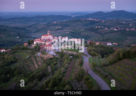 Piccolo villaggio Šmartno sulla mattina presto tra i vigneti in produzione vinicola della regione Brda in Slovenia vicino alla frontiera con l'Italia in Europa Foto Stock