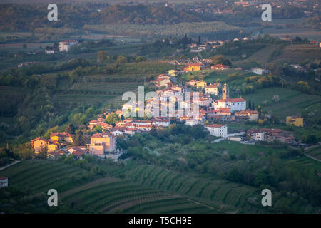 Piccolo villaggio Kozana su sunrise tra i vigneti in produzione vinicola della regione Brda in Slovenia vicino alla frontiera con l'Italia in Europa Foto Stock