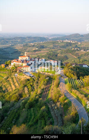 Piccolo villaggio Šmartno su sunrise tra i vigneti in produzione vinicola della regione Brda in Slovenia vicino alla frontiera con l'Italia in Europa Foto Stock