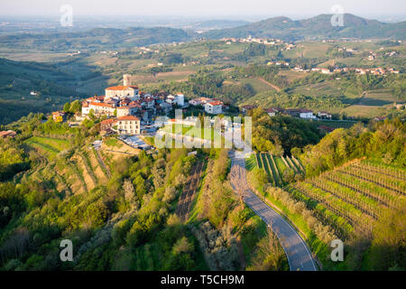 Piccolo villaggio Šmartno su sunrise tra i vigneti in produzione vinicola della regione Brda in Slovenia vicino alla frontiera con l'Italia in Europa Foto Stock