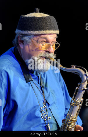 Il sassofonista Joe Lovano effettuando al Cheltenham Jazz Festival, Regno Unito, 2 maggio 2015. Foto Stock