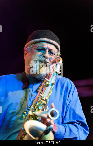 Il sassofonista Joe Lovano effettuando al Cheltenham Jazz Festival, Regno Unito, 2 maggio 2015. Foto Stock