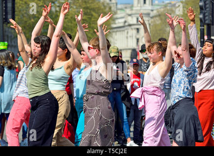 Londra, Inghilterra, Regno Unito. Giovani donne che danzano in corrispondenza di una ribellione di estinzione il cambiamento climatico protesta in piazza del Parlamento, 19 aprile 2019 Foto Stock