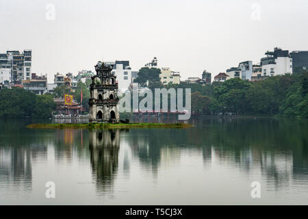 Il lago nel centro di Hanoi, Vietnam. Visite turistiche a Hanoi. Foto Stock