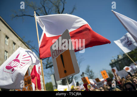 Varsavia, Mazowieckie, Polonia. 23 apr, 2019. I manifestanti visto tenendo le bandiere e cartelli con un punto esclamativo durante la dimostrazione.il sedicesimo giorno di sciopero dei docenti migliaia di insegnanti si sono riuniti di fronte alla sede centrale del ministero della Pubblica Istruzione per continuare con il loro sciopero in Polonia. A martedì la protesta, la testa del polacco Teachers' Unione, Slawomir Broniarz, votati alla lotta su ''per insegnanti' dignità. Credito: Attila Husejnow SOPA/images/ZUMA filo/Alamy Live News Foto Stock