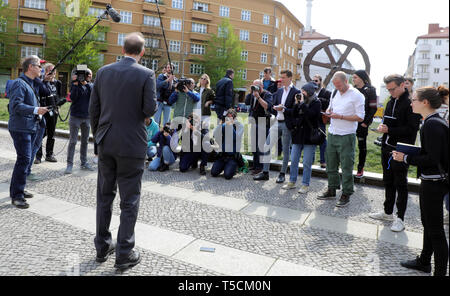 Berlino, Germania. 23 apr, 2019. Martin Sonneborn (Die partei), Presidente, inizia l'UE campagna elettorale con una conferenza stampa e foto sessione di fronte alla Volksbühne nel quartiere Mitte. Egli è il primo candidato nel suo partito. Credito: Wolfgang Kumm/dpa/Alamy Live News Foto Stock
