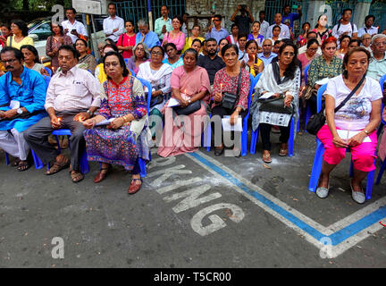 Kolkata, West Bengal, India. 23 apr, 2019. Persone provenienti da diverse comunità sono visti pregare mentre il pagamento di attributo per le vittime dello Srilanka a st. Chiesa di San Tommaso in Kolkata.domenica XXI Aprile almeno 300 persone sono morte in esplosione suicida durante la Pasqua la preghiera da un gruppo terroristico in Srilanka. Credito: Avishek Das/SOPA Immagini/ZUMA filo/Alamy Live News Foto Stock
