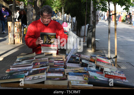 Madrid, Madrid, Spagna. 23 apr, 2019. Una donna è visto l'acquisto di libri presso la Cuesta de Moyano street a Madrid durante la Giornata Mondiale del Libro.Giornata Mondiale del libro è celebrato in tutto il mondo. La data specifica è stata scelta dagli spagnoli di librai per onorare l'autore Miguel de Cervantes, deceduto il 22 aprile 1616. Credito: John Milner/SOPA Immagini/ZUMA filo/Alamy Live News Foto Stock