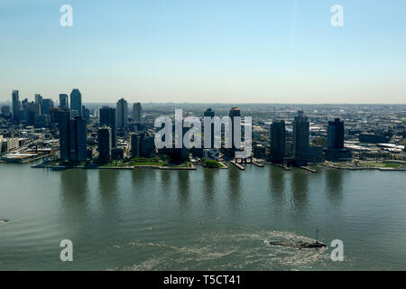 (190423) -- NEW YORK, 23 aprile 2019 (Xinhua) -- edifici della città di Long Island sono visti dalla sede delle Nazioni Unite a New York, 23 aprile 2019. Foto Stock