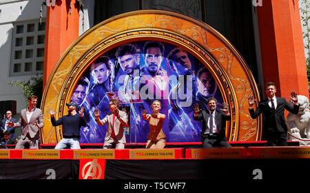 (190424) -- LOS ANGELES, 24 aprile 2019 (Xinhua) -- attori Chris Hemsworth, Chris Evans, Robert Downey Jr., attrice Scarlett Johansson, attori Mark Ruffalo, Jeremy Renner (da L a R) frequentano la loro cerimonia di stampa nel piazzale della TCL Chinese Theatre di Los Angeles, Stati Uniti, 23 aprile 2019. Il cast di Marvel Studios 'vendicatori: Endgame' tra cui Robert Downey Jr., Chris Evans, Mark Ruffalo, Chris Hemsworth, Scarlett Johansson e Jeremy Renner, insieme con la Marvel Studios Presidente Kevin Feige, ricevuto uno di Hollywood del più antico riconoscimenti questo martedì, a firmare i loro nomi e p Foto Stock