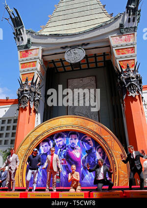 (190424) -- LOS ANGELES, 24 aprile 2019 (Xinhua) -- attori Chris Hemsworth, Chris Evans, Robert Downey Jr., attrice Scarlett Johansson, attori Mark Ruffalo, Jeremy Renner (da L a R) frequentano la loro cerimonia di stampa nel piazzale della TCL Chinese Theatre di Los Angeles, Stati Uniti, 23 aprile 2019. Il cast di Marvel Studios 'vendicatori: Endgame' tra cui Robert Downey Jr., Chris Evans, Mark Ruffalo, Chris Hemsworth, Scarlett Johansson e Jeremy Renner, insieme con la Marvel Studios Presidente Kevin Feige, ricevuto uno di Hollywood del più antico riconoscimenti questo martedì, a firmare i loro nomi e p Foto Stock