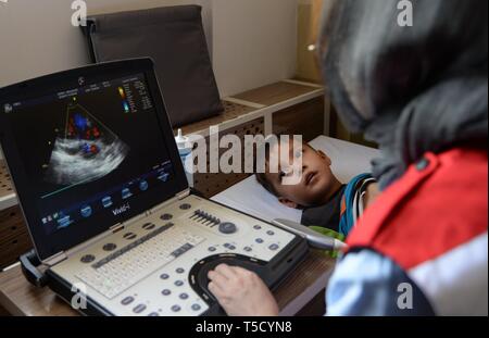 (190424) -- Pechino, 24 aprile 2019 (Xinhua) -- Un ragazzo è schermato per congeniale malattia cardiaca (CHD) in un ospedale di Kabul, Afghanistan, Agosto 26, 2017. (Xinhua/Dai egli) Foto Stock