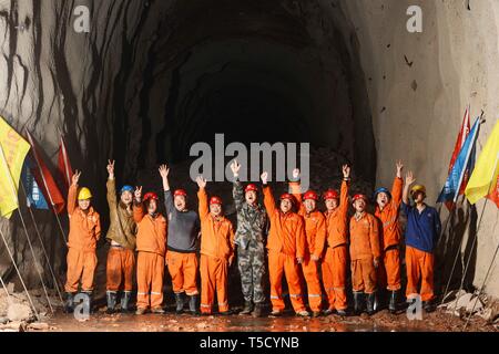 (190424) -- Pechino, 24 aprile 2019 (Xinhua) -- lavoratori celebrare il prossimo foro-attraverso il Tunnel Qamchiq presso il cantiere in Uzbekistan, il 22 febbraio, 2016. (Xinhua/Sadat) Foto Stock