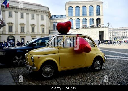 Auto, vintage Fiat 500 auto decked out per un matrimonio nel Palazzo Reale (Duilio Piaggesi/fotogramma, Milano - 2019-04-23) p.s. la foto e' utilizzabile nel rispetto del contesto in cui e' stata scattata, e senza intento diffamatorio del decoro delle persone rappresentate Foto Stock