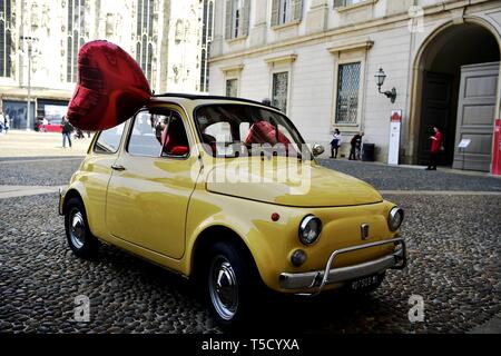 Auto, vintage Fiat 500 auto decked out per un matrimonio nel Palazzo Reale (Duilio Piaggesi/fotogramma, Milano - 2019-04-23) p.s. la foto e' utilizzabile nel rispetto del contesto in cui e' stata scattata, e senza intento diffamatorio del decoro delle persone rappresentate Foto Stock