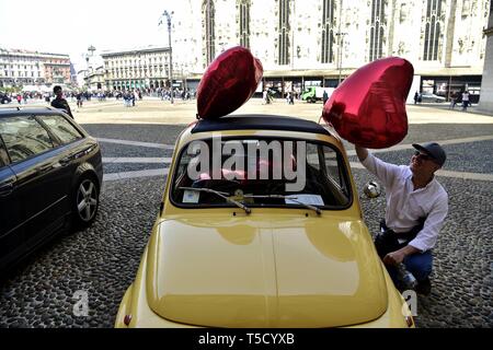 Auto, vintage Fiat 500 auto decked out per un matrimonio nel Palazzo Reale (Duilio Piaggesi/fotogramma, Milano - 2019-04-23) p.s. la foto e' utilizzabile nel rispetto del contesto in cui e' stata scattata, e senza intento diffamatorio del decoro delle persone rappresentate Foto Stock