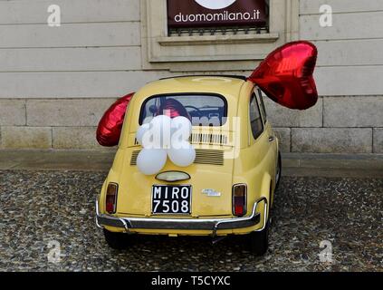 Auto, vintage Fiat 500 auto decked out per un matrimonio nel Palazzo Reale (Duilio Piaggesi/fotogramma, Milano - 2019-04-23) p.s. la foto e' utilizzabile nel rispetto del contesto in cui e' stata scattata, e senza intento diffamatorio del decoro delle persone rappresentate Foto Stock