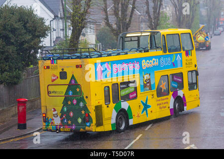 Bournemouth Dorset, Regno Unito. 24 apr, 2019. Regno Unito meteo: un cambiamento del tempo con un buio, bagnato, piovoso, miserabile mattina in Bournemouth. Non è stato un buon giorno per essere sul bus giallo Busters Bus per la spiaggia bus aperti! Credito: Carolyn Jenkins/Alamy Live News Foto Stock