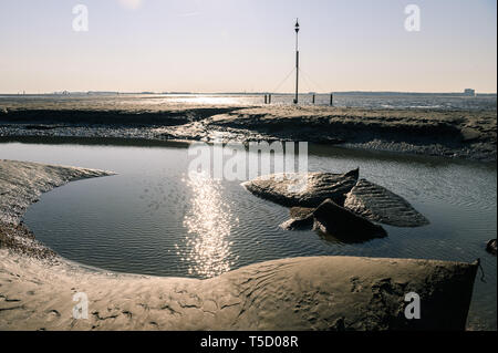 Cuxhaven, Germania. Xx Apr, 2019. Una vista del Priel 'Duhner Loch' nel mare di Wadden tra Cuxhaven e l Isola di Neuwerk. Credito: Mohssen Assanimoghaddam/dpa/Alamy Live News Foto Stock