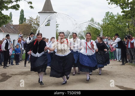 Pechino, Cina. 22 apr, 2019. Giovani locali splash acqua a donne come parte del folclore tradizionale celebrazione di Pasqua durante un evento stampa in Skanzen museo etnografico a cielo aperto in Szentendre, Ungheria il 22 aprile 2019. Credito: Attila Volgyi/Xinhua/Alamy Live News Foto Stock