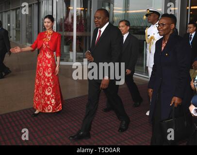 (190424) -- Pechino, 24 aprile 2019 (Xinhua) -- Il Presidente keniano Uhuru Kenyatta arriva a Pechino Capitale della Cina, 24 aprile 2019, per partecipare alla seconda cinghia e la strada Forum per la cooperazione internazionale (BRF). (Xinhua/Zhang Chenlin) Foto Stock