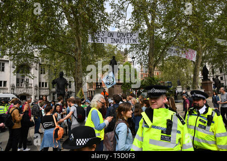 Londra, Regno Unito. 24 apr 2019. Centinaia i cambiamenti climatici i manifestanti continuare e blocchi di strada al giorno 9 con la polizia pesante presente - estinzione della ribellione, a Piazza del Parlamento, il 24 aprile 2019, Londra, UK Credit: capitale dell'immagine/Alamy Live News Foto Stock