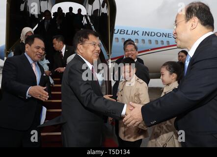 (190424) -- Pechino, 24 aprile 2019 (Xinhua) -- Il Vice President indonesiano Jusuf Kalla arriva a Pechino Capitale della Cina, 24 aprile 2019, per partecipare alla seconda cinghia e la strada Forum per la cooperazione internazionale (BRF). (Xinhua/Jin Liwang) Foto Stock