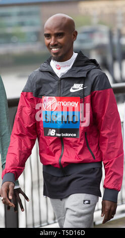 Londra, Regno Unito. 24 apr, 2019. Sir Mo Farah (GB) assiste la maratona di Londra Elite Mens Photocall che avviene al di fuori del Tower Hotel con il Tower Bridge in background in anticipo della Maratona di domenica. Credito: Keith Larby/Alamy Live News Foto Stock