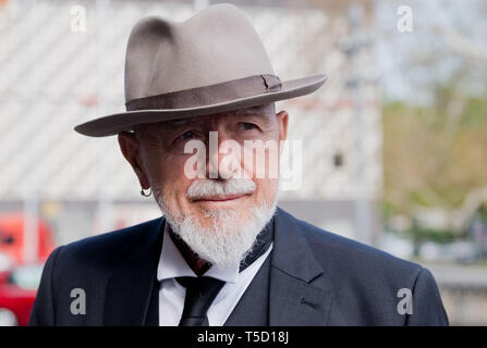 Hannover, Germania. 24 apr, 2019. Artista Markus Lüpertz proviene da un ricevimento della città di Hannover per il settantacinquesimo compleanno dell'ex Cancelliere Schröder in New Town Hall. Credito: Julian Stratenschulte/dpa/Alamy Live News Foto Stock