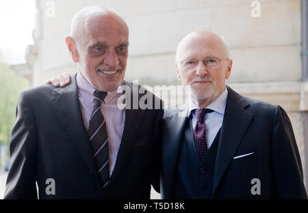 Hannover, Germania. 24 apr, 2019. Gli imprenditori Martin tipo (l) e Dirk Roßmann venite ad un ricevimento della città di Hannover per il settantacinquesimo compleanno dell'ex cancelliere Schröder in New Town Hall. Credito: Julian Stratenschulte/dpa/Alamy Live News Foto Stock