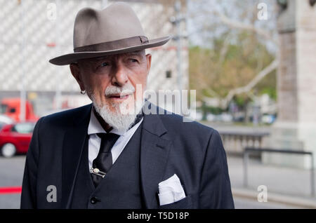 Hannover, Germania. 24 apr, 2019. Artista Markus Lüpertz proviene da un ricevimento della città di Hannover per il settantacinquesimo compleanno dell'ex Cancelliere Schröder in New Town Hall. Credito: Julian Stratenschulte/dpa/Alamy Live News Foto Stock