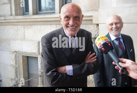 Hannover, Germania. 24 apr, 2019. Gli imprenditori Martin tipo (l) e Dirk Roßmann venite ad un ricevimento della città di Hannover per il settantacinquesimo compleanno dell'ex cancelliere Schröder in New Town Hall. Credito: Julian Stratenschulte/dpa/Alamy Live News Foto Stock