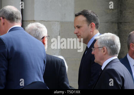 Belfast, County Antrim, Irlanda del Nord, 24 Aprile 2019 - Primo Ministro irlandese Taoiseach Leo Varadkar parla il partito laburista britannico Leader Jeremy Corbyn come essi arrivano per i funerali e il servizio di ringraziamento per la vita di Ms Lyra McKee presso il St Anne's Cathedral, Donegall Street, Belfast. Ms McKee,a giornalisti, 29, è stato girato in testa il giovedì notte osservando disordini a Londonderry Creggan dell'estate. La nuova IRA ha ammesso la responsabilità per l'assassinio del giornalista Lyra McKee. Paolo McErlane/Alamy Live News Foto Stock