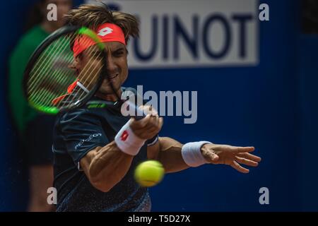 Barcellona, Spagna. 24 apr, 2019. Barcellona, . 24 Aprile 2019: David FERRER (ESP) restituisce la palla a Lucas Pouille (FRA) durante il giorno 3 del "Barcelona Open Banc Sabadell' 2019. Ferrer vince 6:3, 6:1 Credito: Matthias Oesterle/Alamy Live News Foto Stock