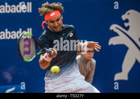 Barcellona, Spagna. 24 apr, 2019. Barcellona, . 24 Aprile 2019: David FERRER (ESP) restituisce la palla a Lucas Pouille (FRA) durante il giorno 3 del "Barcelona Open Banc Sabadell' 2019. Ferrer vince 6:3, 6:1 Credito: Matthias Oesterle/Alamy Live News Foto Stock