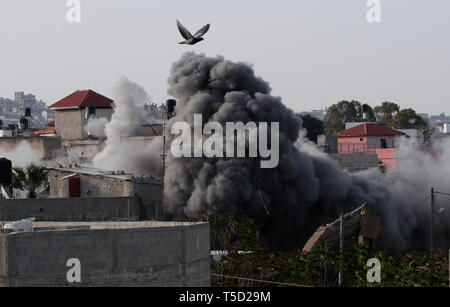 (190424) -- SELFIT, 24 aprile 2019 (Xinhua) -- fumo ascende come forze israeliane demolire la casa residenziale di Omar Amin Abu Lila, di un palestinese sospettato di aver ucciso un soldato israeliano e un civile in Cisgiordania in marzo, nel villaggio di a-Zawiya, a sud-est di Qalqilya, 24 aprile 2019. Bulldozer disegni dall esercito israeliano, le truppe di frontiera ufficiali di polizia, e l amministrazione civile personale effettuata la demolizione dell'appartamento, un militare israeliano portavoce ha detto in una dichiarazione. (Xinhua/Nidal Eshtayeh) Foto Stock