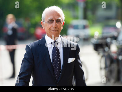 Hannover, Germania. 24 apr, 2019. Samii Madjid, neurochirurgo, arriva ad un ricevimento della città di Hannover per il settantacinquesimo compleanno dell'ex cancelliere Schröder in New Town Hall. Credito: Christophe Gateau/dpa/Alamy Live News Foto Stock