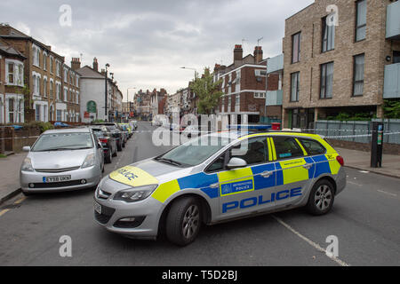 Londra, Regno Unito. 24 apr, 2019. Un assassinio di inchiesta è stata avviata a seguito di un pugnalare nel nord di Londra. Forze di polizia sono stati chiamati dal London Ambulance Service (LAS) a 21:07hrs Martedì, 23 aprile a High Street, NW10, a seguito di segnalazioni di pugnalare. Gli ufficiali hanno partecipato e un 21-anno-vecchio uomo è stato trovato che soffrono di ferite stab. Egli è stato portato in ospedale da Londra un servizio di ambulanza in cui egli è stato dichiarato morto a 02:47BST Mercoledì, 24 aprile 2019. Credito: Peter Manning/Alamy Live News Foto Stock