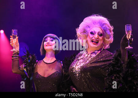 South Bank di Londra, Regno Unito. 24 apr, 2019. Bernie Dieter, padrona del Caos (sinistra) con Myra Dubois (a destra). A seguito di una smash hit run al Edinburgh Fringe, premiato kabarett superstar Bernie Dieter e la sua famiglia in viaggio di misfits, miscredenti e fantastiche freaks sono tornati al Underbelly Festival il London South Bank per Weimar kabarett, la musica, il circo delle prestazioni, fire mangiare, mimi e spettacoli di trascinare il tutto combinato in 'piccolo club di morte". Prestazioni fino al 23 giugno 2019. Credito: Imageplotter/Alamy Live News Foto Stock