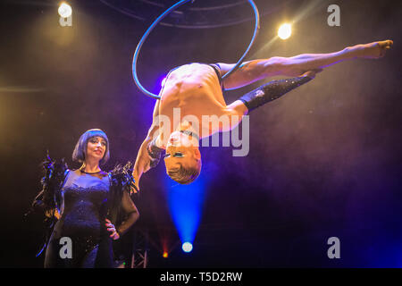 South Bank di Londra, Regno Unito. 24 apr, 2019. Contortionist e trapezista Beau Sargent con Bernie Dieter (sinistra). A seguito di una smash hit run al Edinburgh Fringe, premiato kabarett superstar Bernie Dieter e la sua famiglia in viaggio di misfits, miscredenti e fantastiche freaks sono tornati al Underbelly Festival il London South Bank per Weimar kabarett, la musica, il circo delle prestazioni, fire mangiare, mimi e spettacoli di trascinare il tutto combinato in 'piccolo club di morte". Prestazioni fino al 23 giugno 2019. Credito: Imageplotter/Alamy Live News Foto Stock